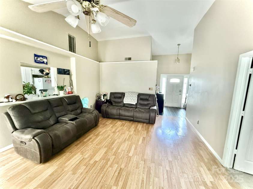 5728 Rocbridge Lane, Charlotte, NC 28208.  MLS# CAR4268153, YatesRealty ID 19307. 