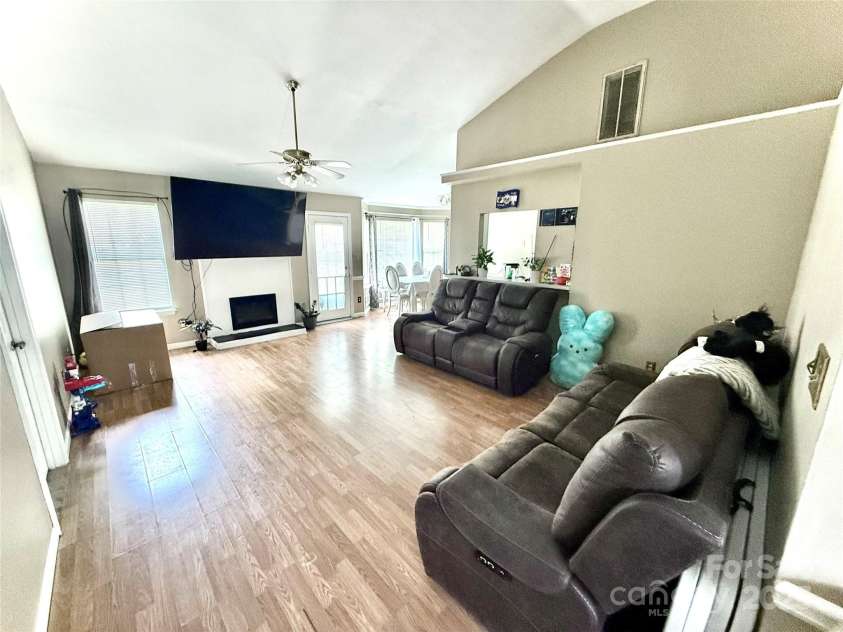 5728 Rocbridge Lane, Charlotte, NC 28208.  MLS# CAR4268153, YatesRealty ID 19307. 