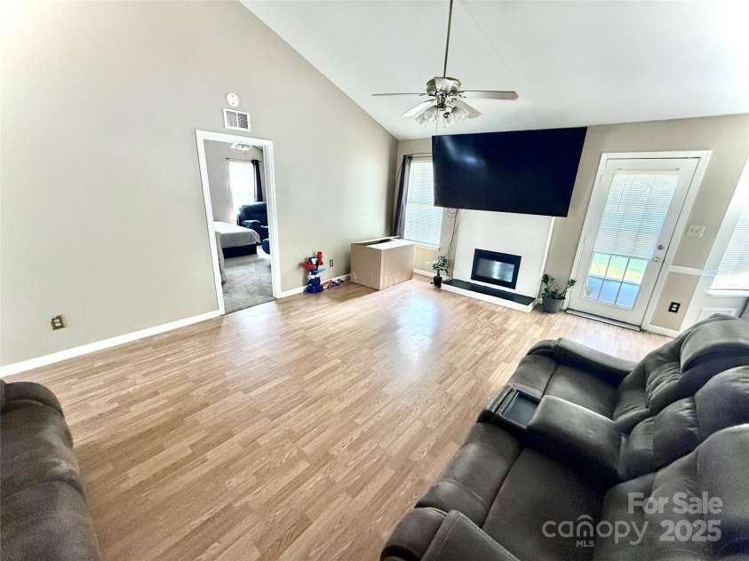 5728 Rocbridge Lane, Charlotte, NC 28208.  MLS# CAR4268153, YatesRealty ID 19307. 