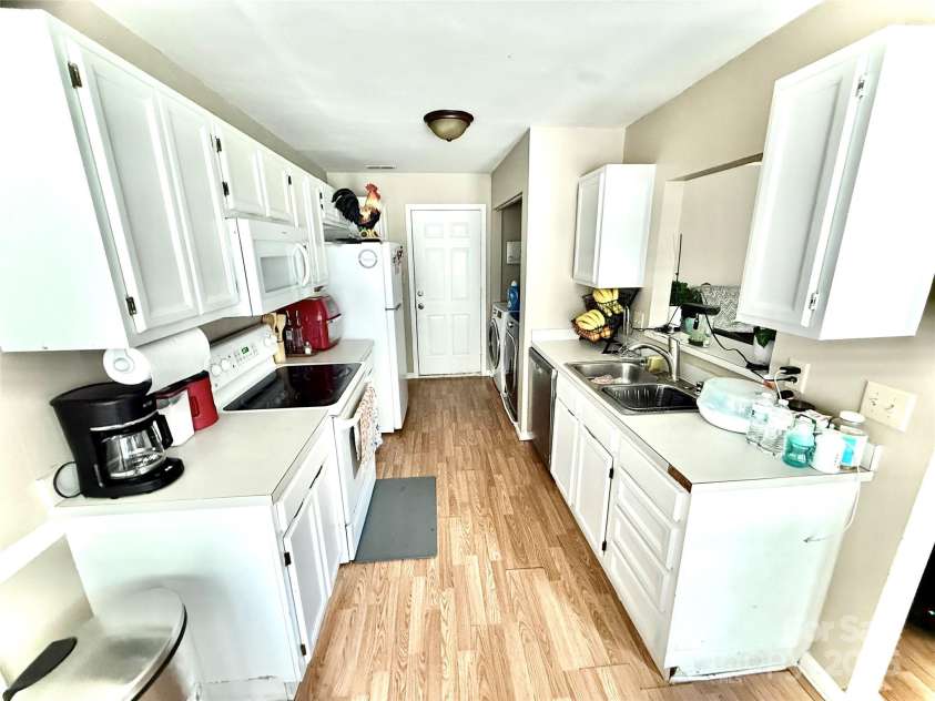 5728 Rocbridge Lane, Charlotte, NC 28208.  MLS# CAR4268153, YatesRealty ID 19307. 