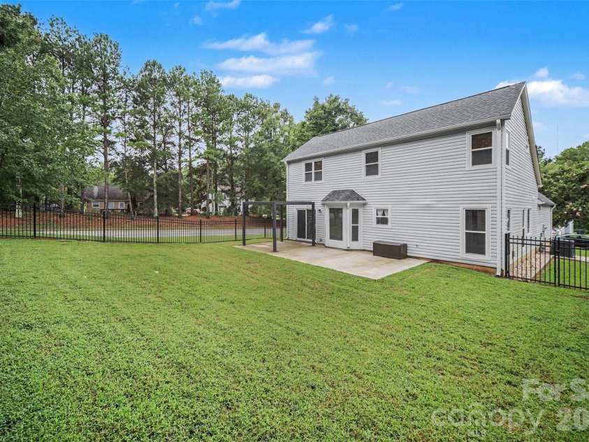 8500 Woodhill Manor Court, Charlotte, NC 28215.  MLS# CAR4417739, YatesRealty ID 19307. Backyard