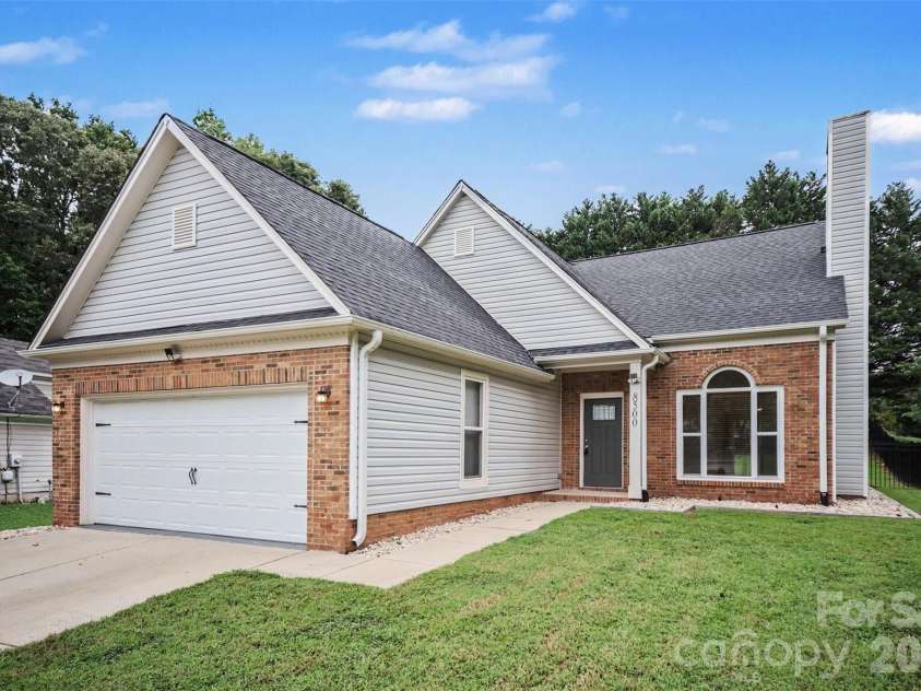 8500 Woodhill Manor Court, Charlotte, NC 28215.  MLS# CAR4417739, YatesRealty ID 19307. Front Exterior