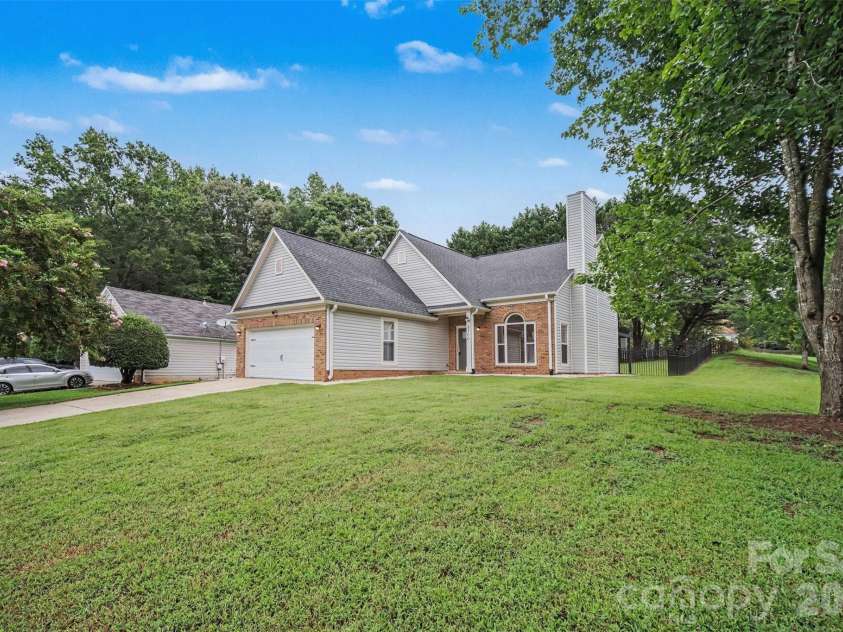 8500 Woodhill Manor Court, Charlotte, NC 28215.  MLS# CAR4417739, YatesRealty ID 19307. Front Exterior