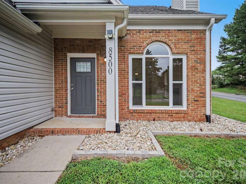 8500 Woodhill Manor Court, Charlotte, NC 28215.  MLS# CAR4417739, YatesRealty ID 19307. Front Walkway