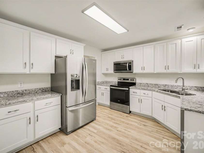 8500 Woodhill Manor Court, Charlotte, NC 28215.  MLS# CAR4417739, YatesRealty ID 19307. Kitchen