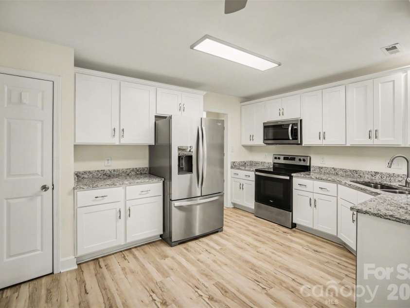8500 Woodhill Manor Court, Charlotte, NC 28215.  MLS# CAR4417739, YatesRealty ID 19307. Kitchen