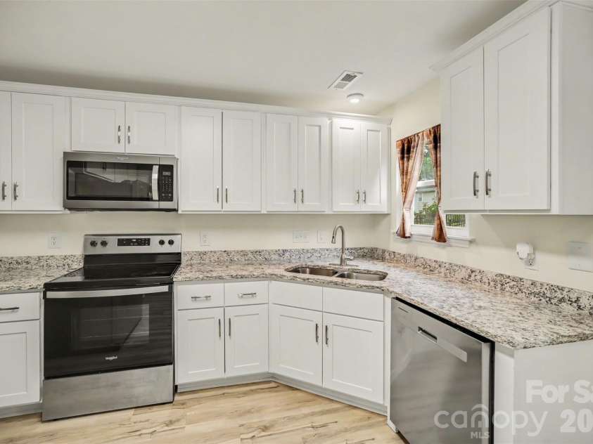 8500 Woodhill Manor Court, Charlotte, NC 28215.  MLS# CAR4417739, YatesRealty ID 19307. Kitchen