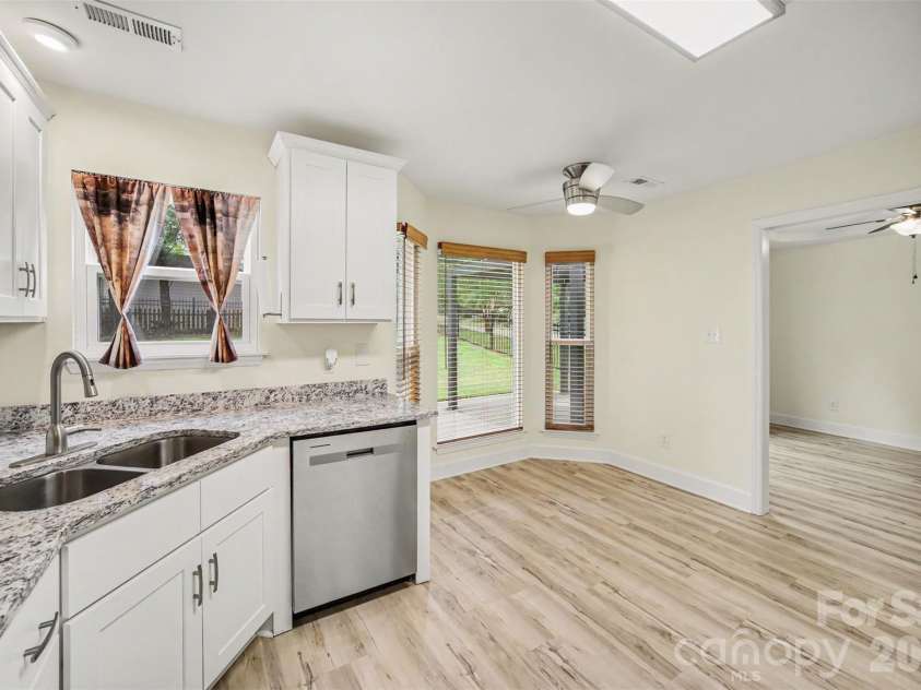8500 Woodhill Manor Court, Charlotte, NC 28215.  MLS# CAR4417739, YatesRealty ID 19307. Kitchen