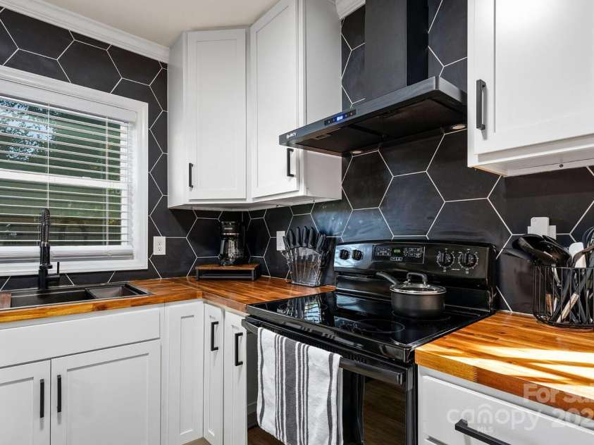 2601 Ashley Road, Charlotte, NC 28208.  MLS# CAR4260885, YatesRealty ID 19308. 