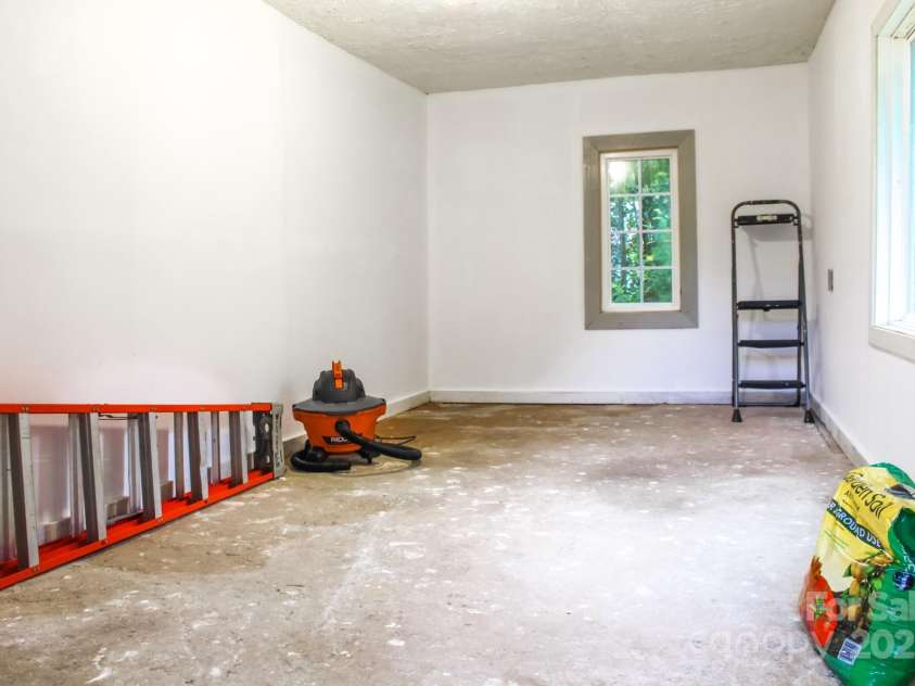 2601 Ashley Road, Charlotte, NC 28208.  MLS# CAR4260885, YatesRealty ID 19308. Bay 1