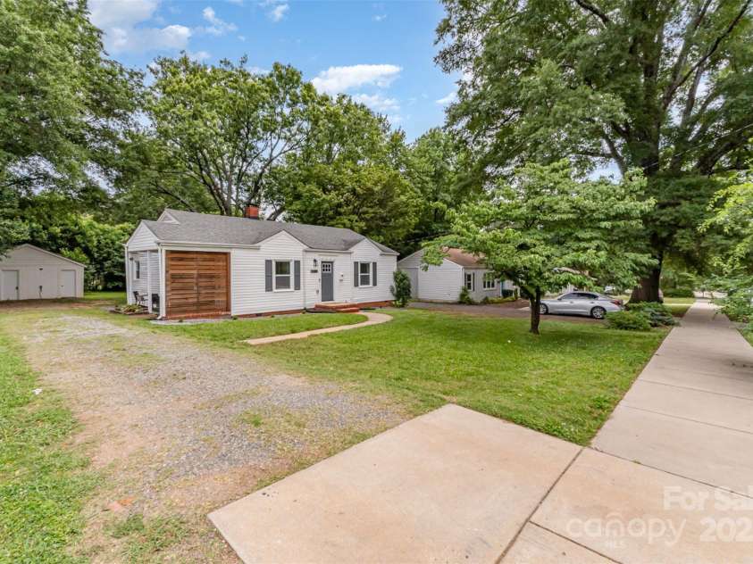 2601 Ashley Road, Charlotte, NC 28208.  MLS# CAR4260885, YatesRealty ID 19308. Beautifully Updated Ranch on Large Lot!