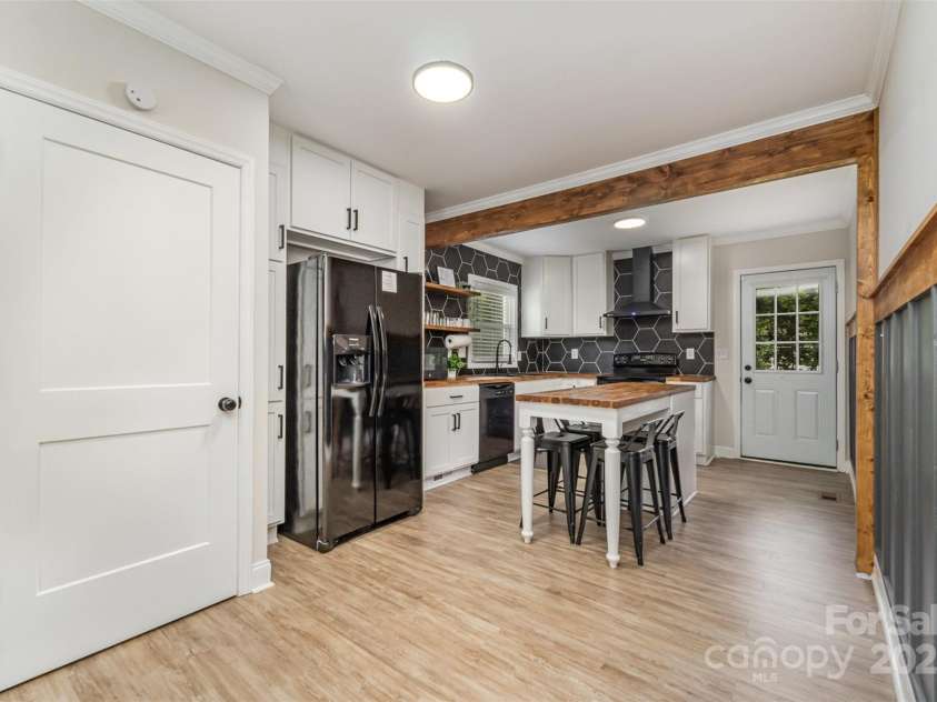 2601 Ashley Road, Charlotte, NC 28208.  MLS# CAR4260885, YatesRealty ID 19308. Room to add more seating if desired