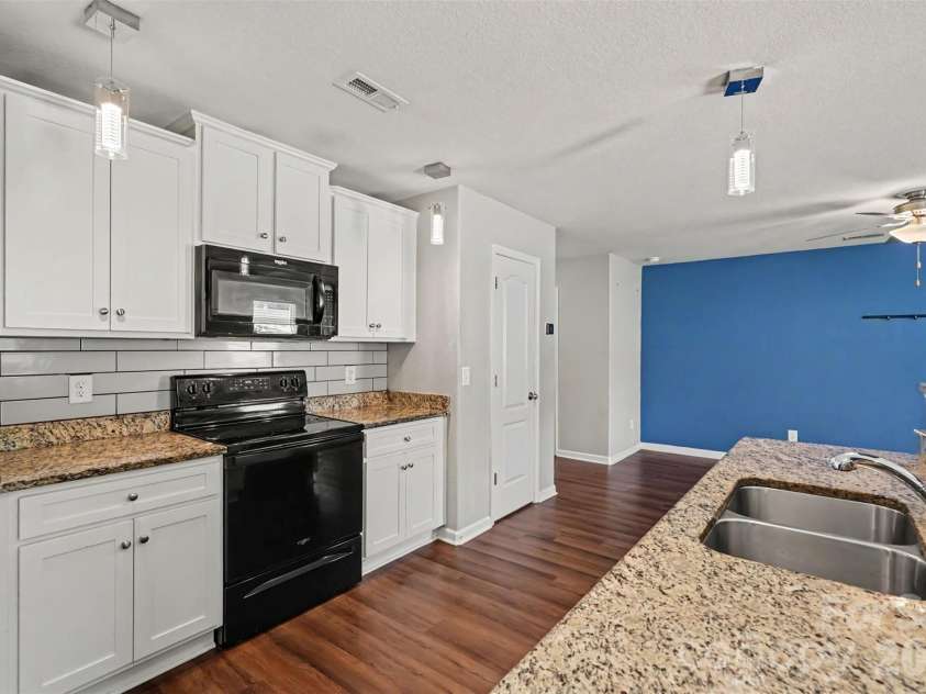 3337 Ellingford Road, Charlotte, NC 28214.  MLS# CAR4402458, YatesRealty ID 19308. 