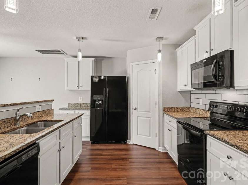 3337 Ellingford Road, Charlotte, NC 28214.  MLS# CAR4402458, YatesRealty ID 19308. 