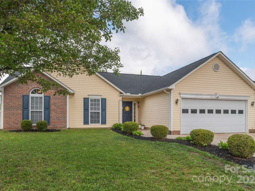 152 Sunberry Trail, Fletcher, NC 28732.  MLS# CAR4255053, YatesRealty ID 19309. 152 S Sunberry