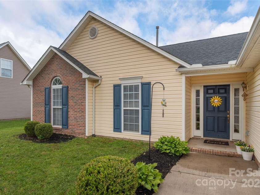 152 Sunberry Trail, Fletcher, NC 28732.  MLS# CAR4255053, YatesRealty ID 19309. Come on in!!