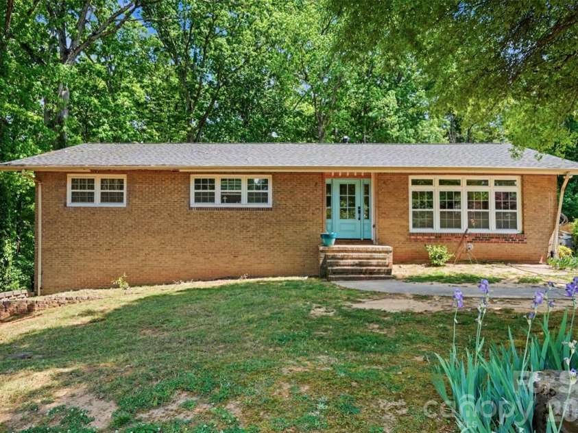 6913 Folger Drive, Charlotte, NC 28270.  MLS# CAR4370459, YatesRealty ID 19309. 