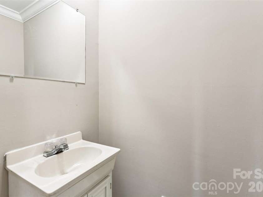 2227 Wensley Drive, Charlotte, NC 28210.  MLS# CAR4376969, YatesRealty ID 19311. En suite powder room off Primary Bedroom