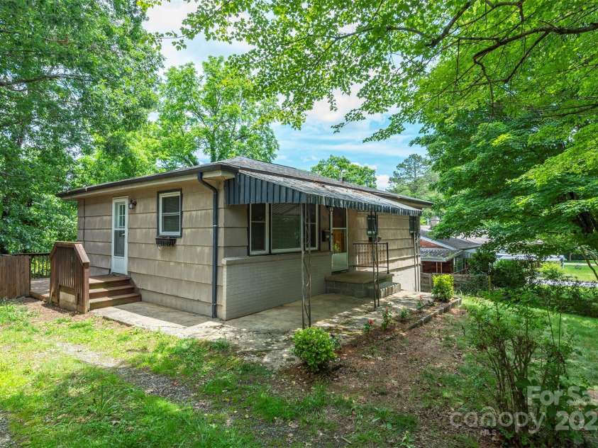 49 Jeffress Avenue, Asheville, NC 28803.  MLS# CAR4258429, YatesRealty ID 19316. Left side of house and driveway
