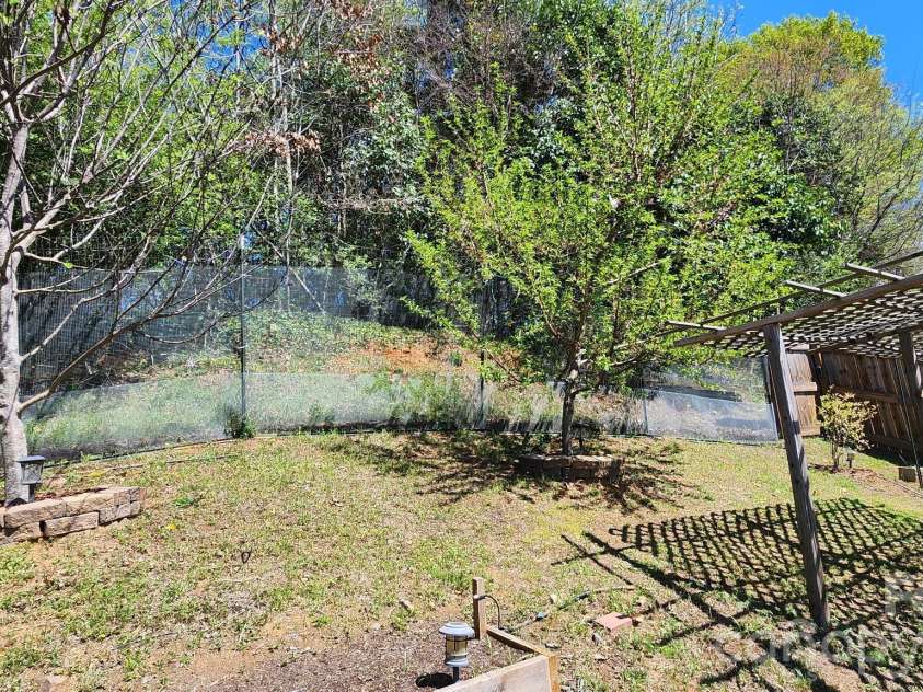10840 Cove Point Drive, Charlotte, NC 28278.  MLS# CAR4354828, YatesRealty ID 19317. 