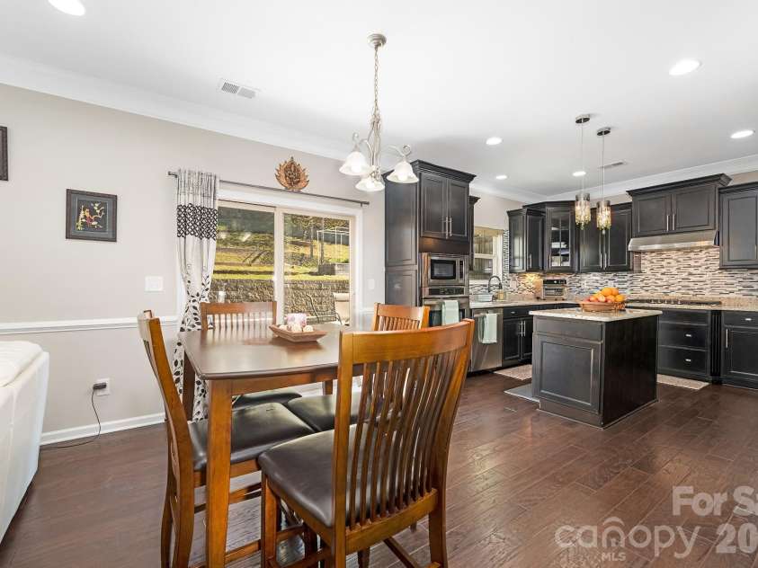 10840 Cove Point Drive, Charlotte, NC 28278.  MLS# CAR4354828, YatesRealty ID 19317. Breakfast Nook
