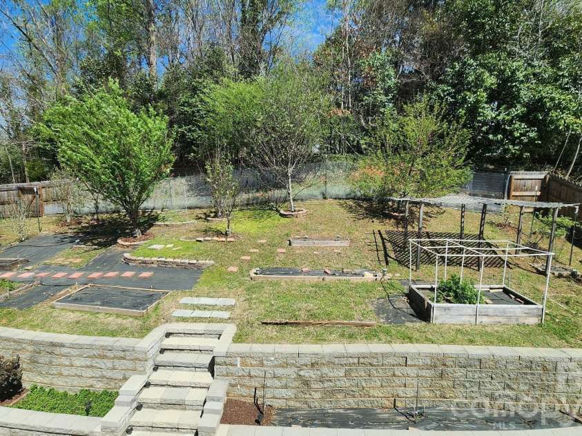 10840 Cove Point Drive, Charlotte, NC 28278.  MLS# CAR4354828, YatesRealty ID 19317. Kitchen Garden