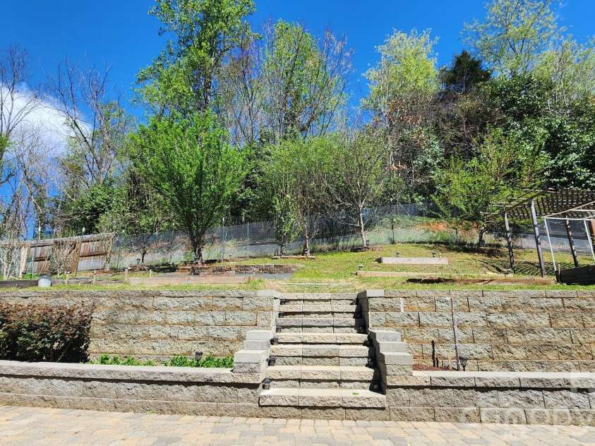 10840 Cove Point Drive, Charlotte, NC 28278.  MLS# CAR4354828, YatesRealty ID 19317. Kitchen Garden