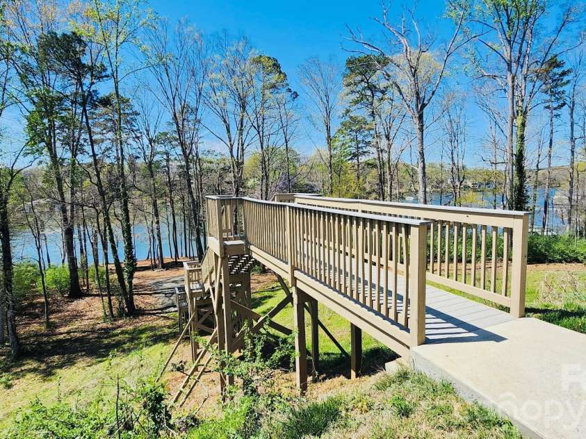10840 Cove Point Drive, Charlotte, NC 28278.  MLS# CAR4354828, YatesRealty ID 19317. Lake Access