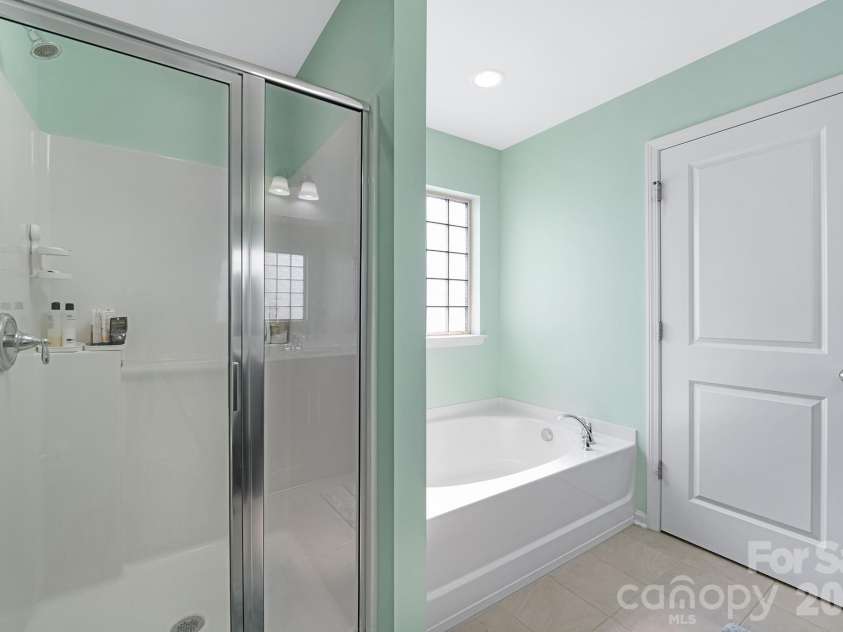 10840 Cove Point Drive, Charlotte, NC 28278.  MLS# CAR4354828, YatesRealty ID 19317. Master Bathroom