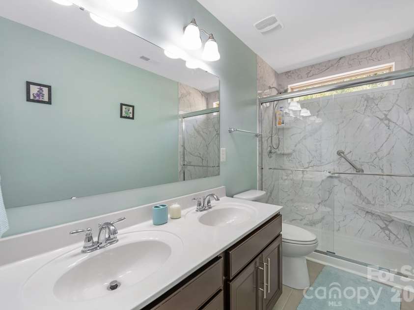 10840 Cove Point Drive, Charlotte, NC 28278.  MLS# CAR4354828, YatesRealty ID 19317. Second Bathroom