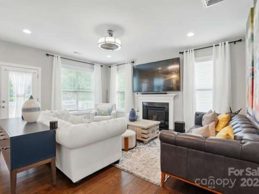 9511 Spurwig Court, Charlotte, NC 28278.  MLS# CAR4265487, YatesRealty ID 19317. Living Room