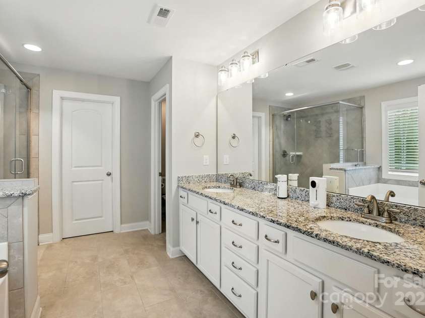 9511 Spurwig Court, Charlotte, NC 28278.  MLS# CAR4265487, YatesRealty ID 19317. Master Bath