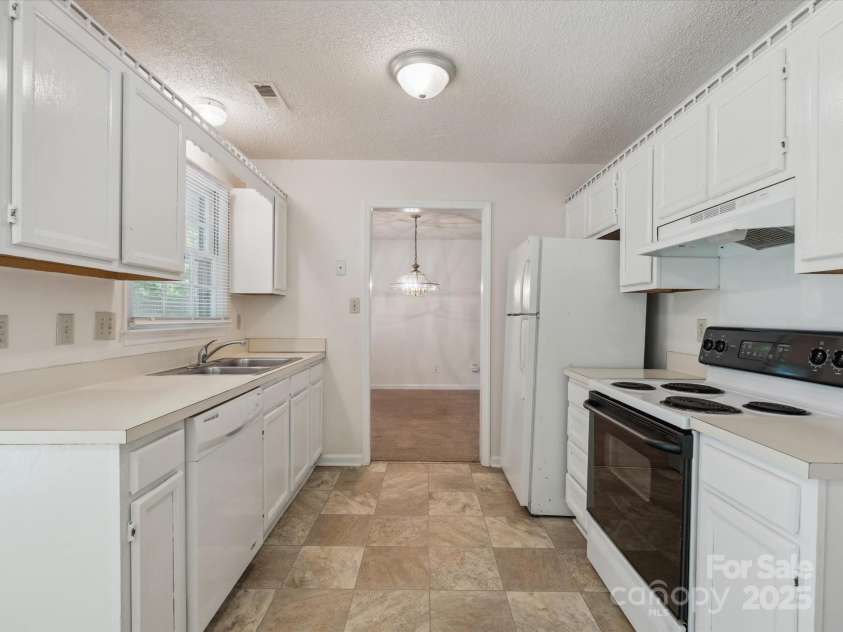 3313 Fortis Lane, Matthews, NC 28105.  MLS# CAR4266323, YatesRealty ID 19318. 