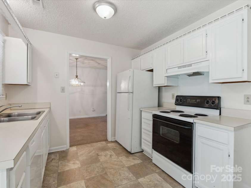 3313 Fortis Lane, Matthews, NC 28105.  MLS# CAR4266323, YatesRealty ID 19318. 