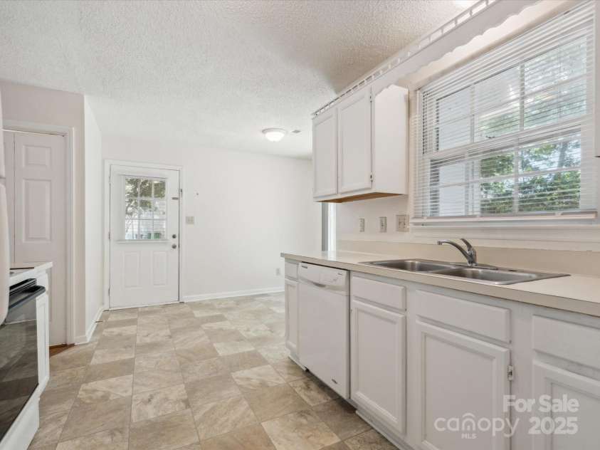 3313 Fortis Lane, Matthews, NC 28105.  MLS# CAR4266323, YatesRealty ID 19318. 