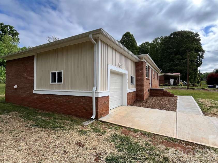 2470 Fire Department Street, Newton, NC 28658.  MLS# CAR4375679, YatesRealty ID 19319. 