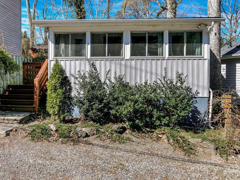 24 Rhododendron Drive, Asheville, NC 28805.  MLS# CAR4232467, YatesRealty ID 1932. 