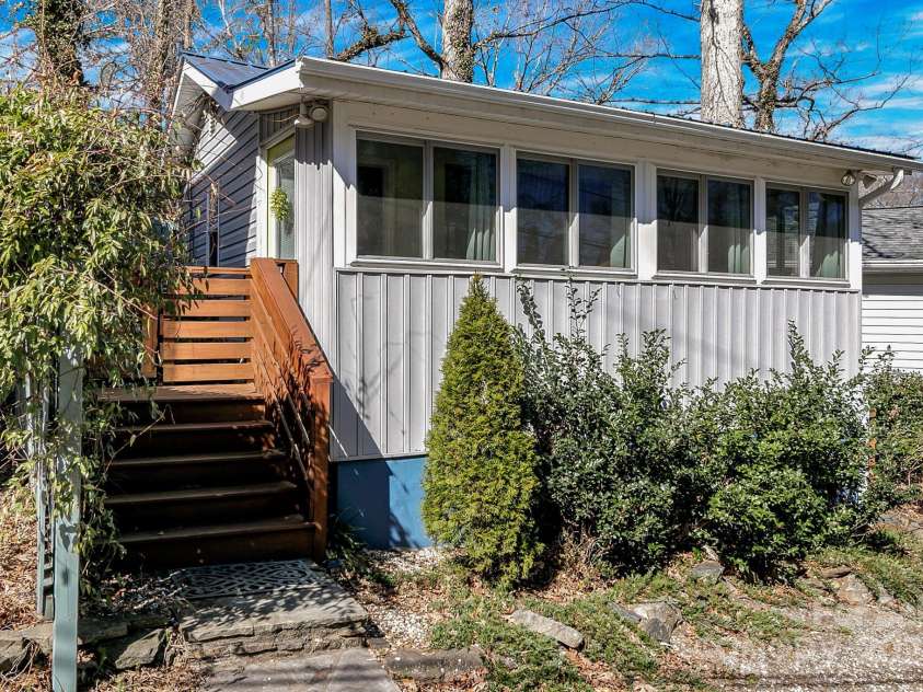 24 Rhododendron Drive, Asheville, NC 28805.  MLS# CAR4232467, YatesRealty ID 1932. 