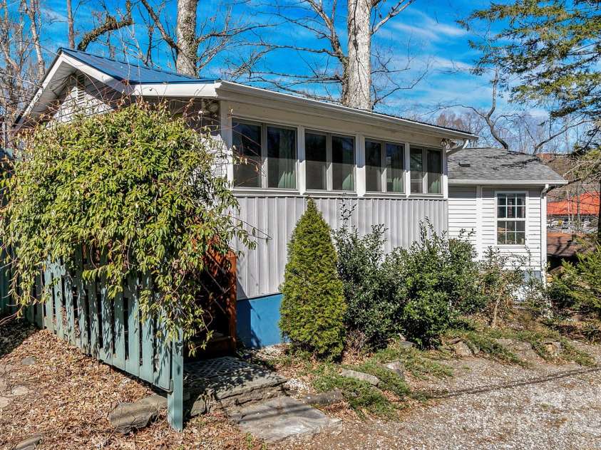 24 Rhododendron Drive, Asheville, NC 28805.  MLS# CAR4232467, YatesRealty ID 1932. 