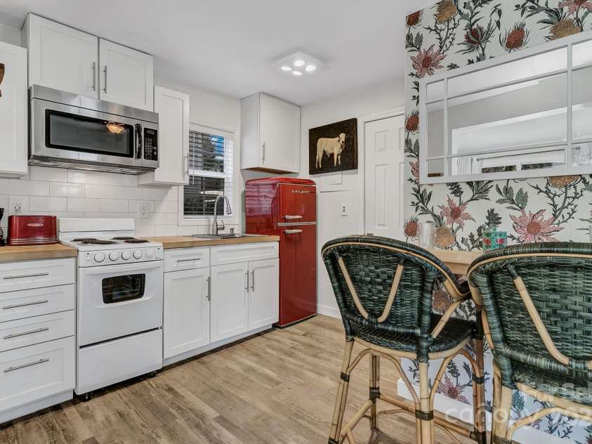 24 Rhododendron Drive, Asheville, NC 28805.  MLS# CAR4232467, YatesRealty ID 1932. 