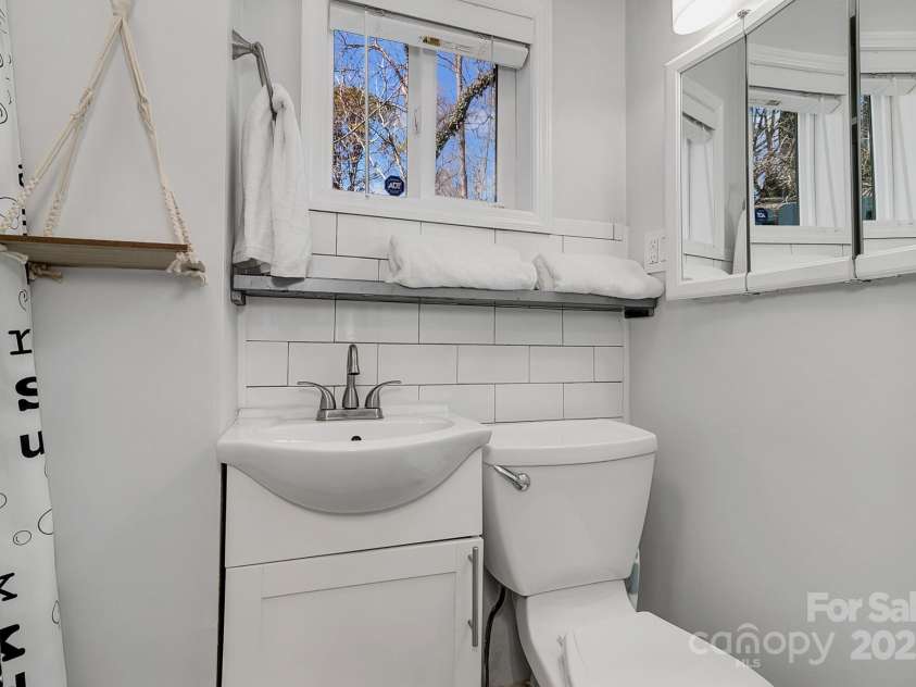 24 Rhododendron Drive, Asheville, NC 28805.  MLS# CAR4232467, YatesRealty ID 1932. 