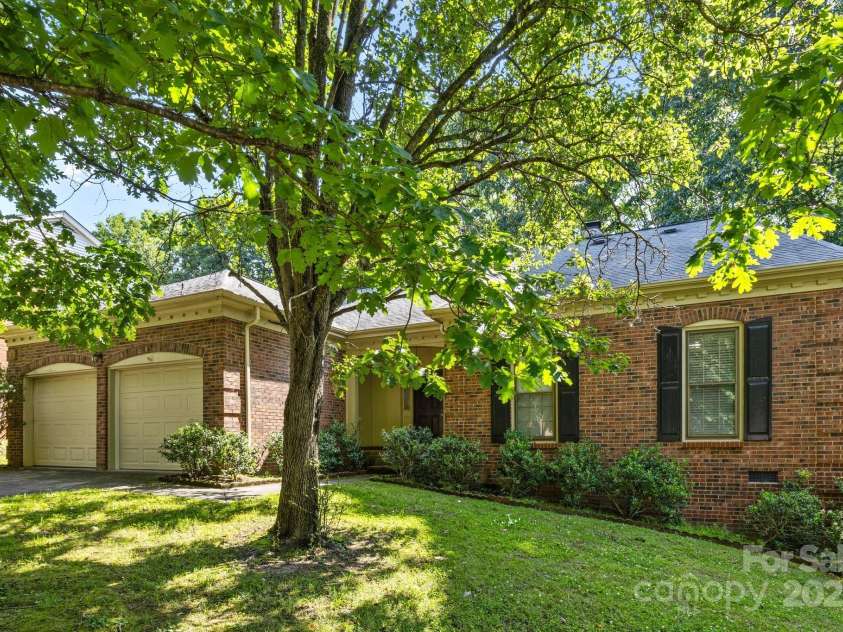 212 Foxfield Lane, Matthews, NC 28105.  MLS# CAR4269821, YatesRealty ID 19320. 
