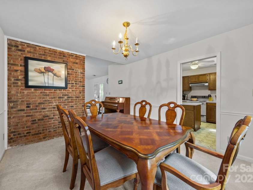 212 Foxfield Lane, Matthews, NC 28105.  MLS# CAR4269821, YatesRealty ID 19320. 