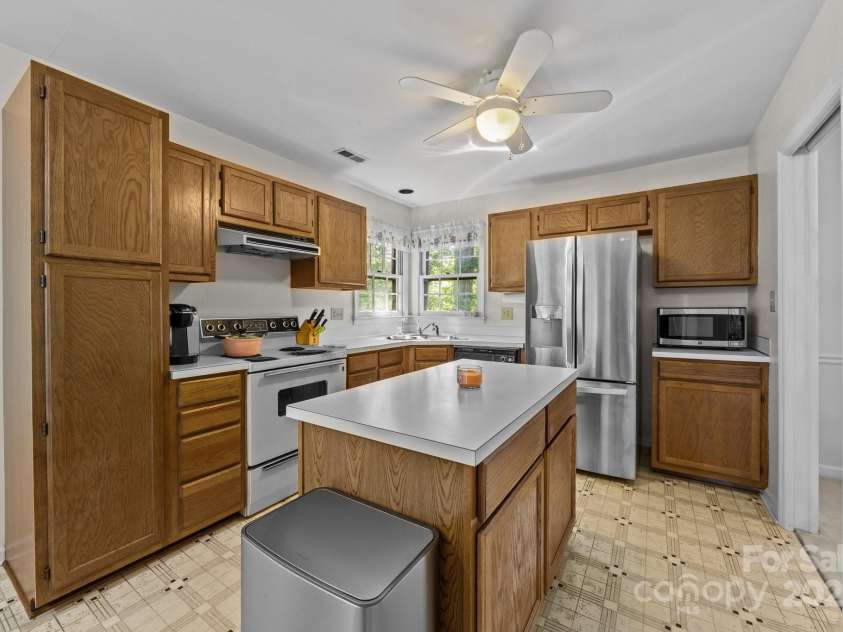 212 Foxfield Lane, Matthews, NC 28105.  MLS# CAR4269821, YatesRealty ID 19320. 