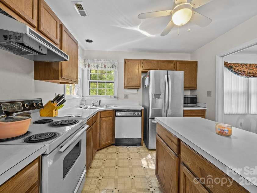 212 Foxfield Lane, Matthews, NC 28105.  MLS# CAR4269821, YatesRealty ID 19320. 