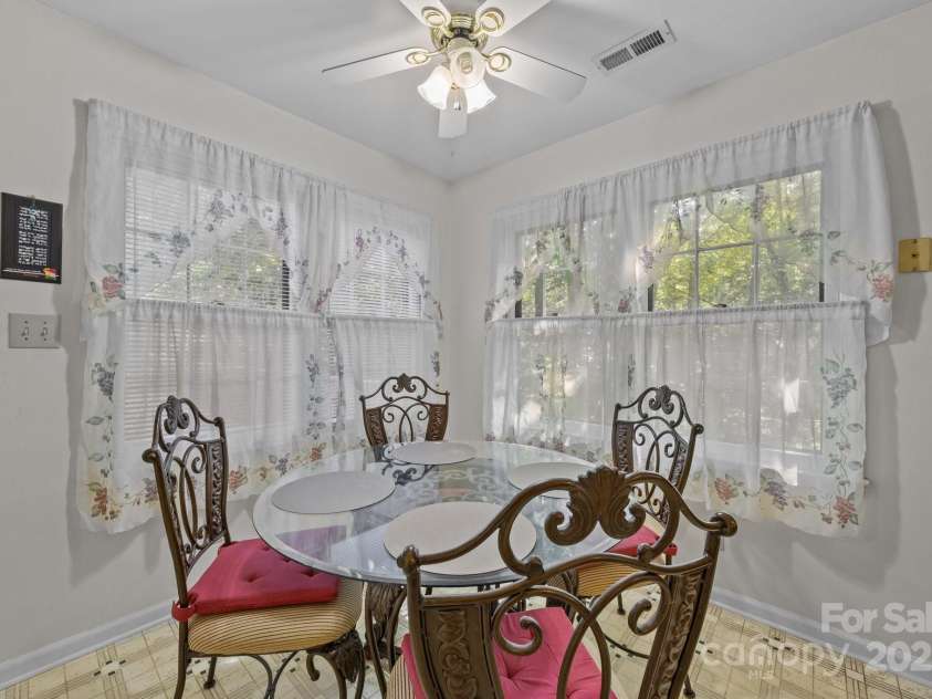 212 Foxfield Lane, Matthews, NC 28105.  MLS# CAR4269821, YatesRealty ID 19320. 