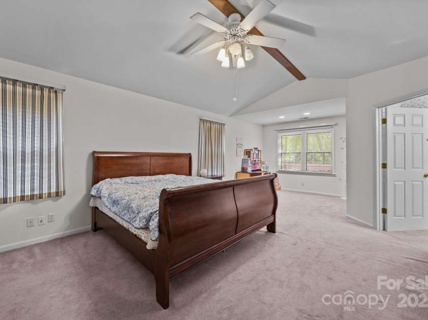 212 Foxfield Lane, Matthews, NC 28105.  MLS# CAR4269821, YatesRealty ID 19320. 