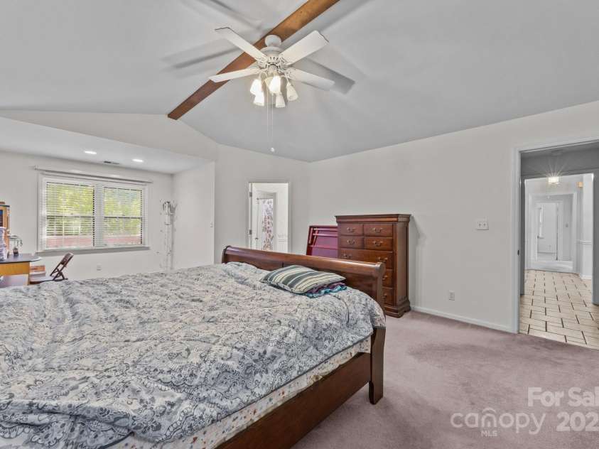 212 Foxfield Lane, Matthews, NC 28105.  MLS# CAR4269821, YatesRealty ID 19320. 