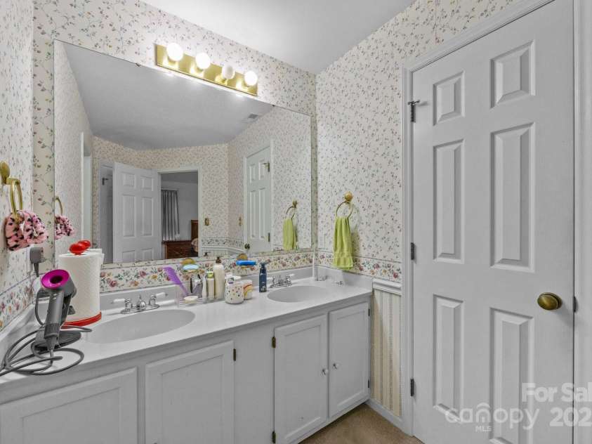 212 Foxfield Lane, Matthews, NC 28105.  MLS# CAR4269821, YatesRealty ID 19320. 