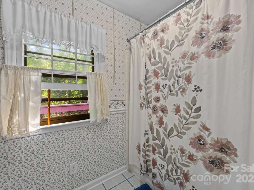 212 Foxfield Lane, Matthews, NC 28105.  MLS# CAR4269821, YatesRealty ID 19320. 